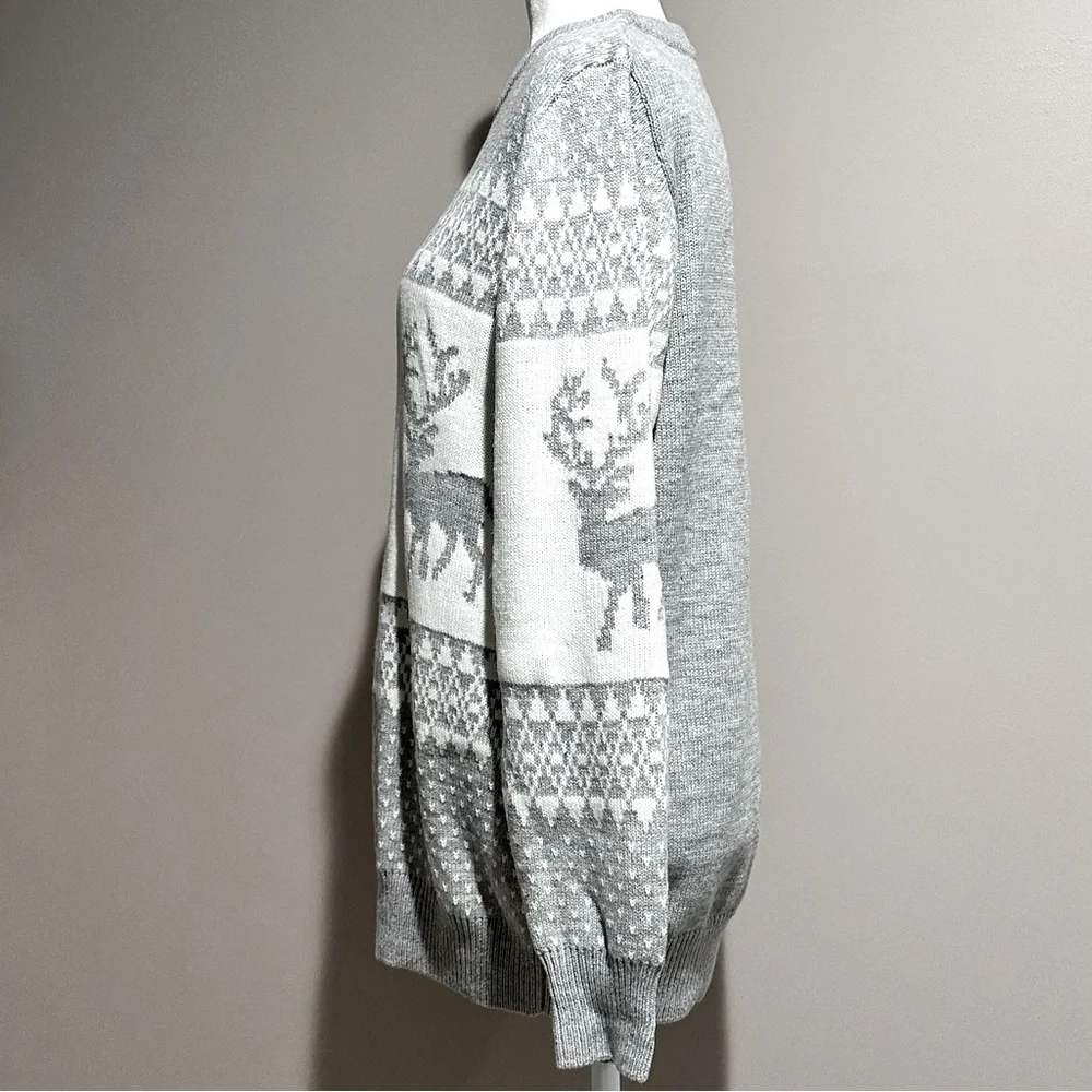 NWOT Women’s Reindeer Winter Holiday Sweater